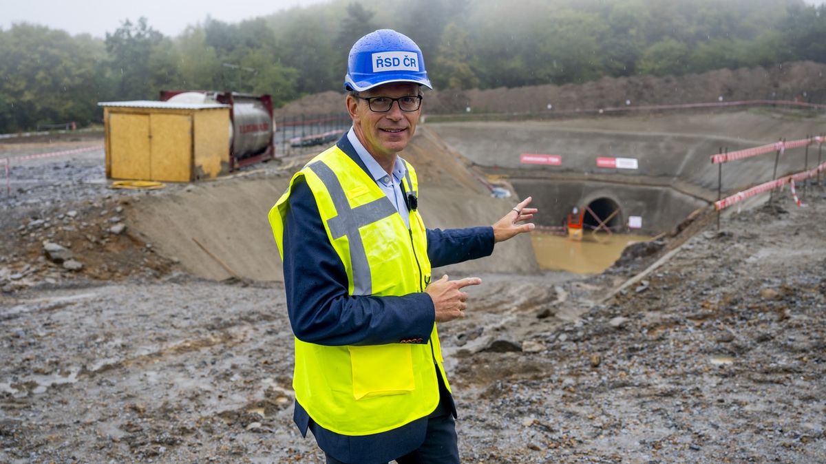 Politici loví voliče i na nových dálnicích. Do sebe se strefovali na D6